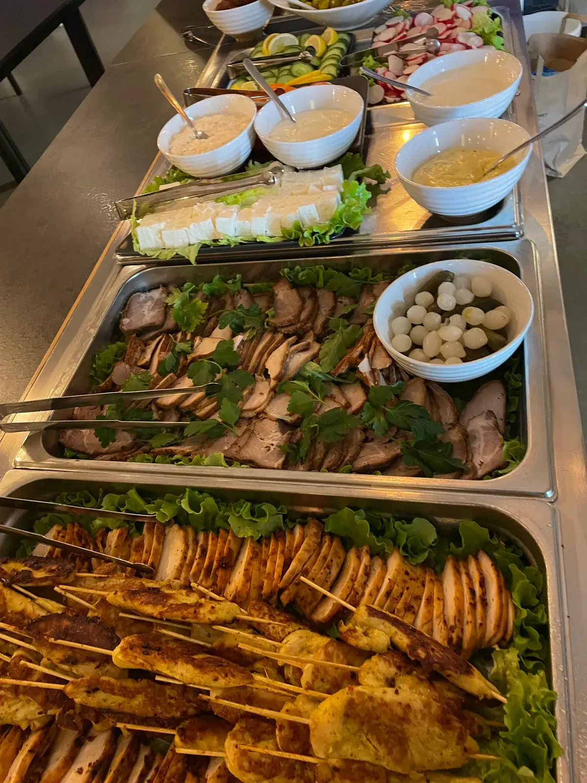 Buffé med såser, fetaost, skivat kött och kycklingspett