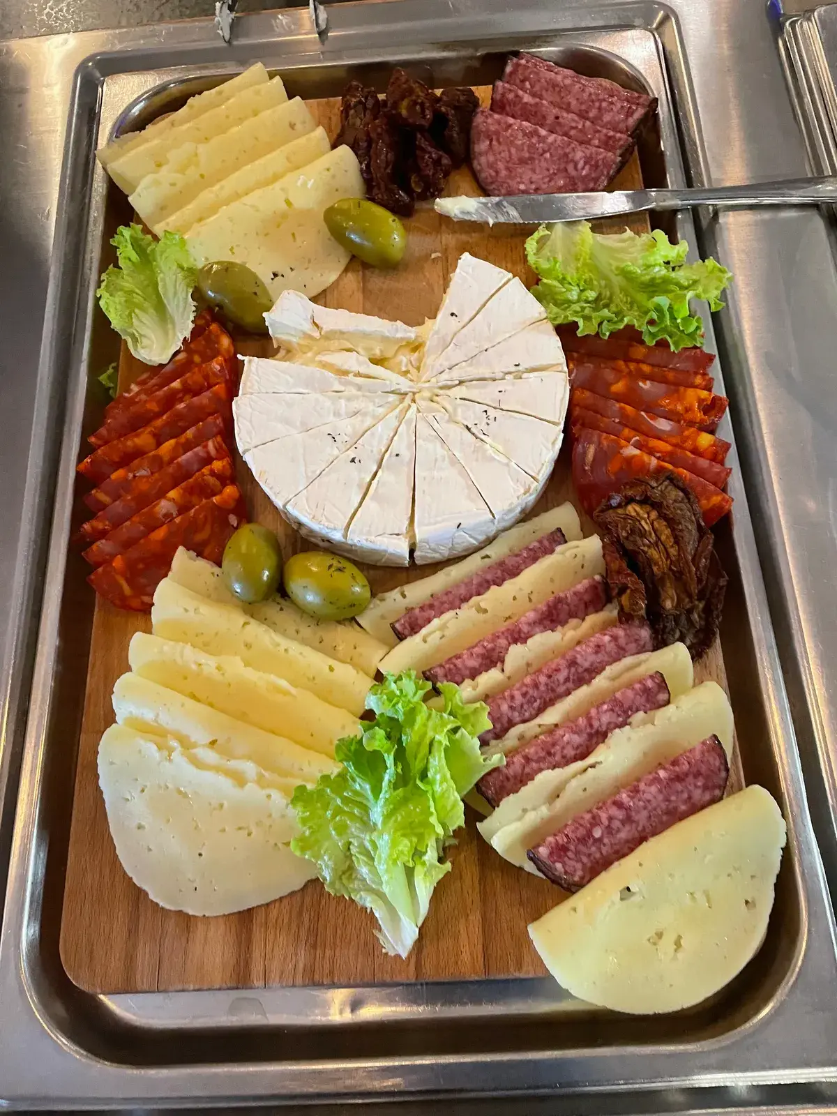 Ost- och charkbricka med brie, salami och soltorkade tomater