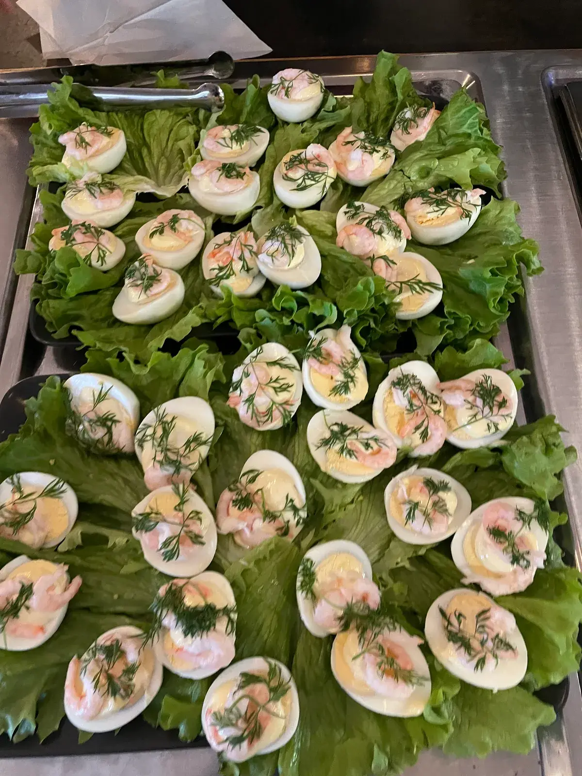 Ägghalvor med räkor och dill på en bädd av sallad