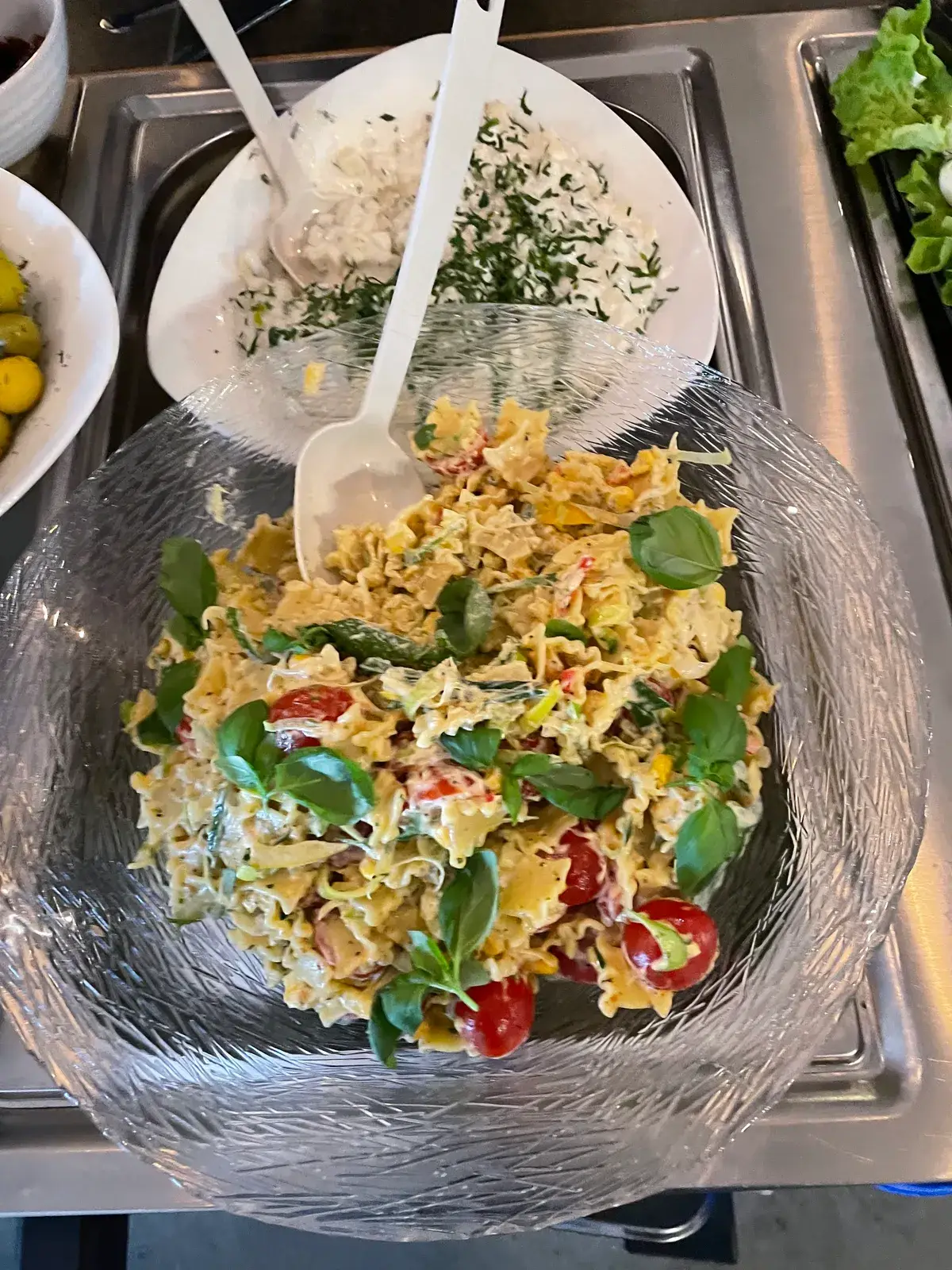 Pastasallad med körsbärstomater och basilika i glasskål