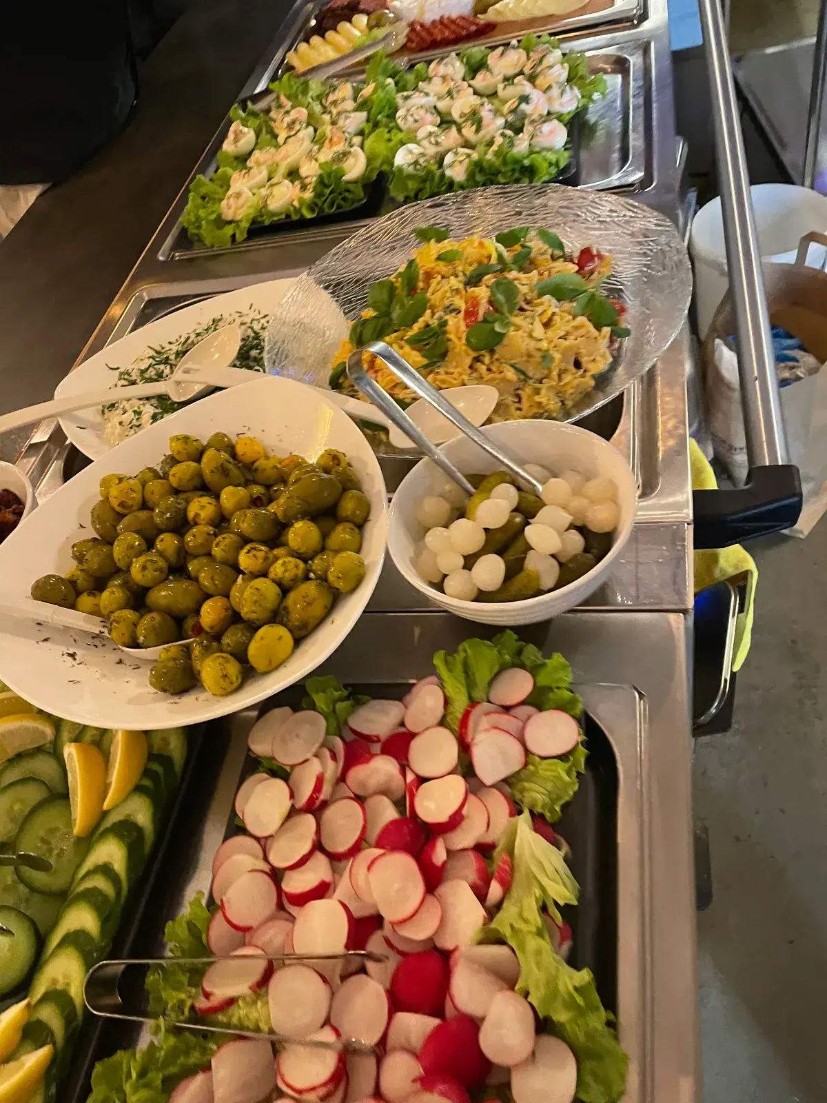 Gröna oliver, rädisor och pastasallad på buffén