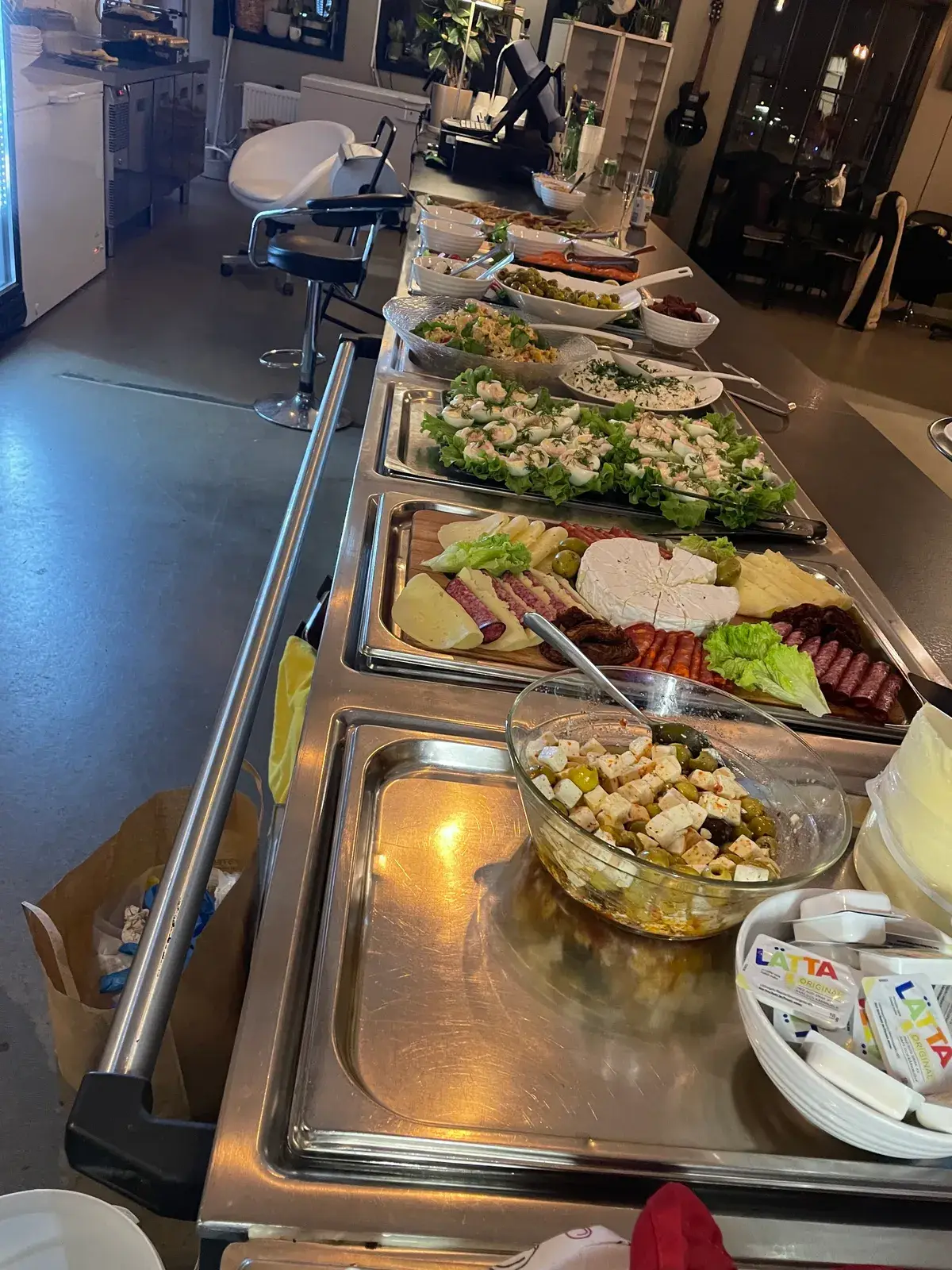 Buffébord i restaurangen med ostbricka, sallader och bröd
