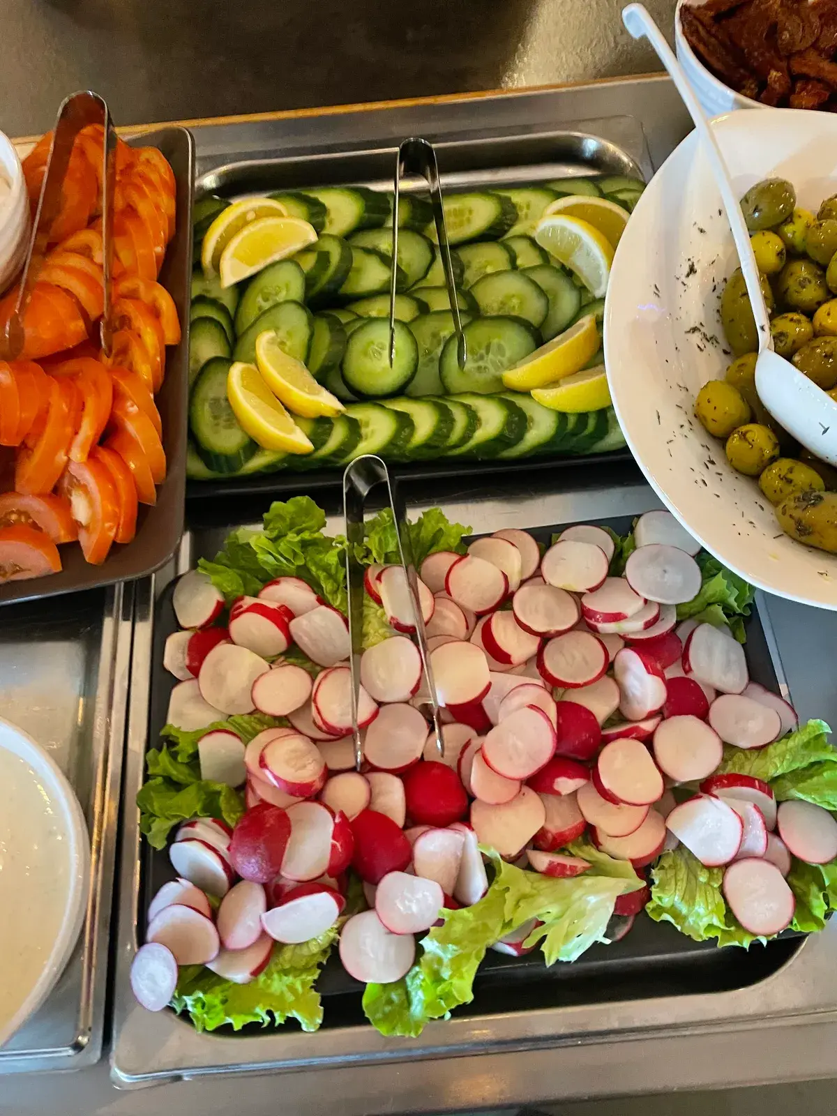 Gurka, rädisor, tomater och citron till buffén