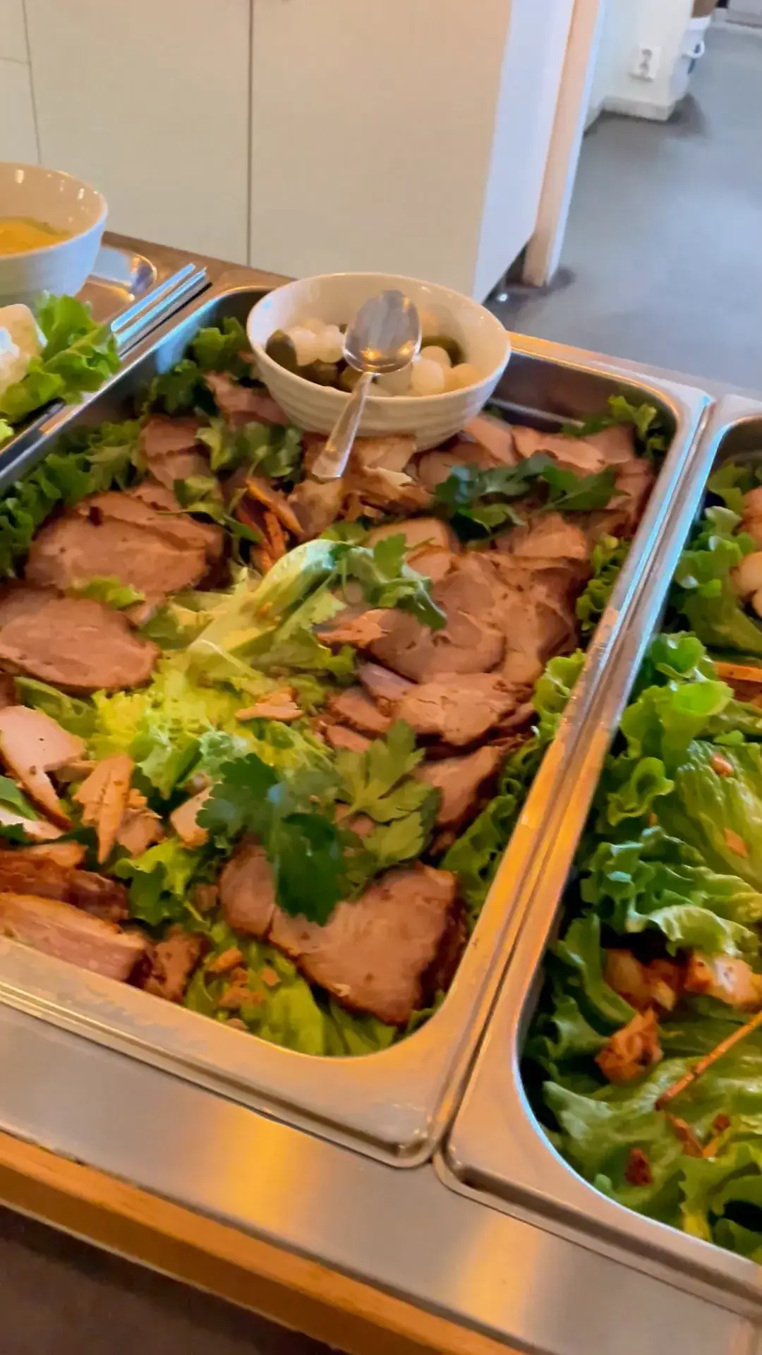 Video över kallskuret kött och sallad på buffén