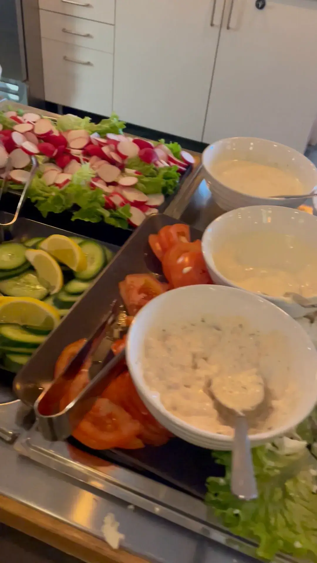 Video längs buffébordet med sallader, såser och ägghalvor