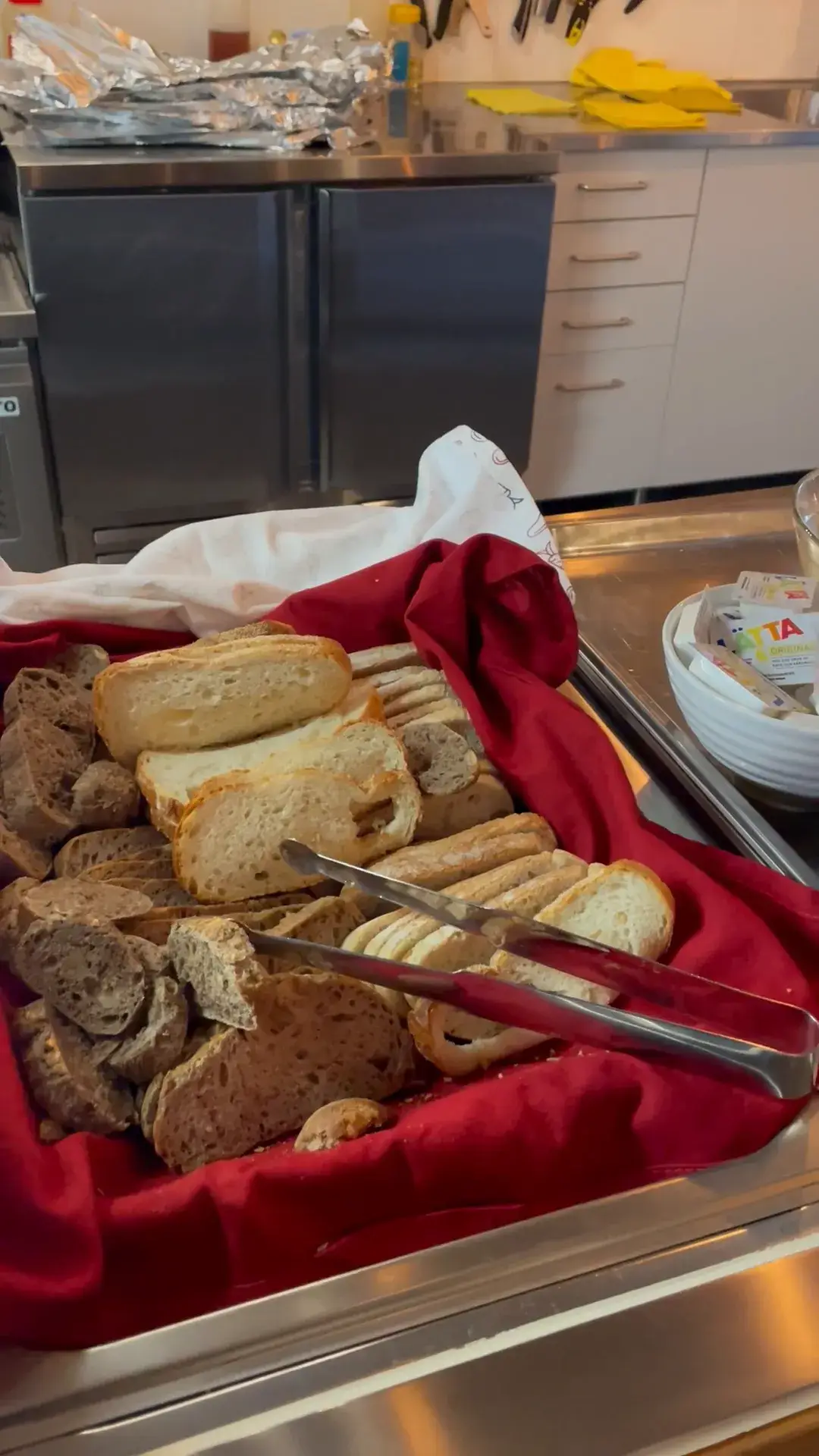 Video med brödkorg och charkbricka på buffén